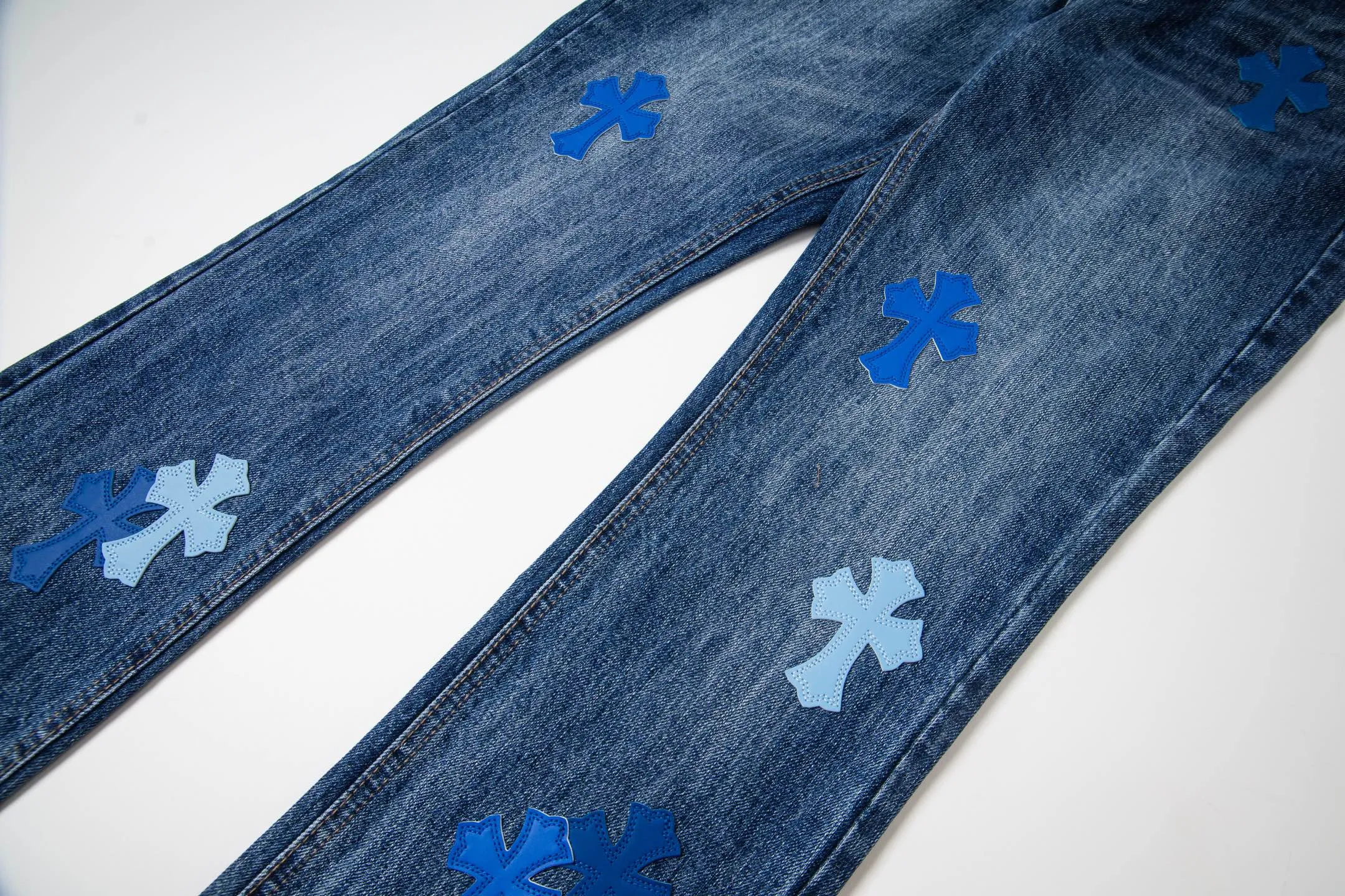 P260 Chrome Hearts Miami Limited Pants Blue Leather Cross Couple Jeans are a hot trend this season and are sought after by countless celebrities and fashionistas. The neat details of the cutting process add color to the playful fashion! The neat and meticulous design, and the well-fitting structure is unique. The upper body not only has outstanding recognition, but also looks younger and younger. A style with the ultimate wearing meaning and performance, gorgeous color matching, and the craftsmanship of this style is also extremely extraordinary. After the finished product is washed, it is disassembled and hand-made with sheepskin cross leather and then spliced ​​together to complete. The whole piece has too many craftsmanship to describe. It is decorated with patchwork cross flowers and high-waisted washed jeans! ! Absolutely high-end luxury product, a god-level single product, a super popular product, made by top heavy industry, a magic weapon that cannot be missed to hit the streets. Style number: 1832 Size: 28 30 32 34 36 Color: blue